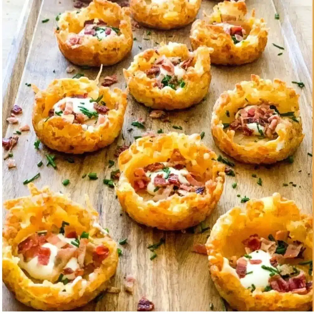 Loaded tater tots appetizers with toppings